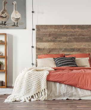 Jasno-drewniane, małe łóżko w sypialni