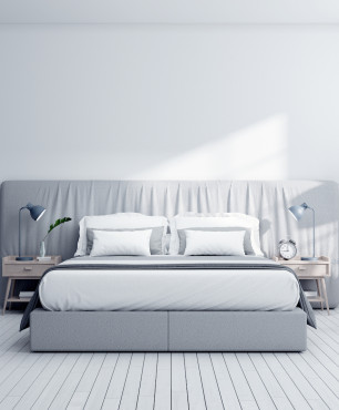 Sypialnia z białą drewniana podłogą