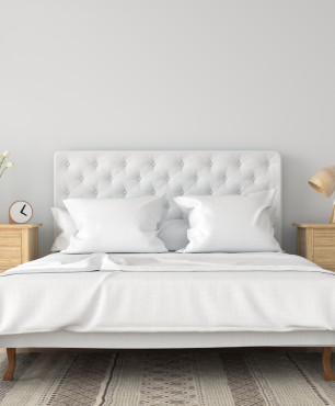 Białe, tapicerowane łóżko kontynentalne