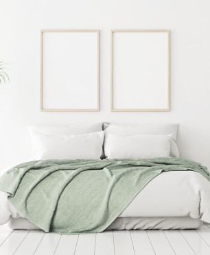 Zielone dodatki w białej sypialni