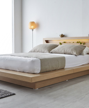 Drewniane łóżko małżeńskie