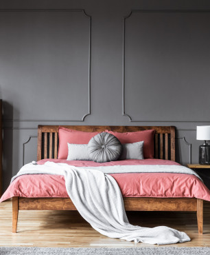 Stylowe, drewniane łóżko kontynentalne