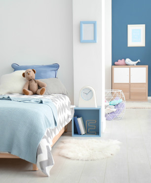 Niebiesko-biała sypialnia