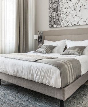 Sypialnia z dużym, tapicerowanym łóżkiem
