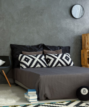 Czarne tapicerowane łóżko