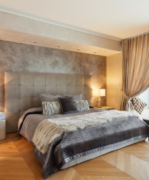 Sypialnia z drewnianą podłogą