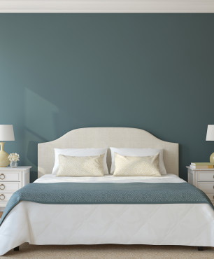 Zielono-biała sypialnia