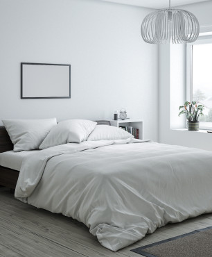 Biała, klasyczna sypialnia