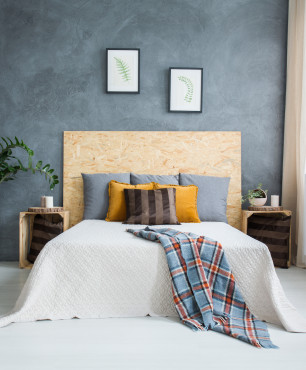 Sypialnia ze stylową drewnianą szafką
