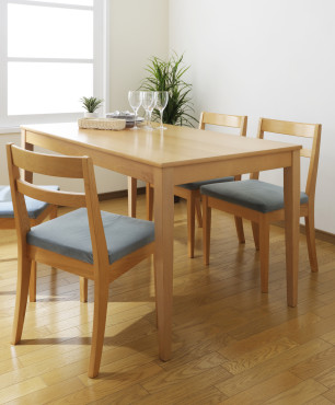 Klasyczny drewniany stół