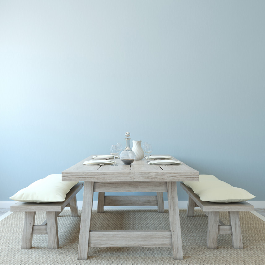 Drewniany stół w niebieskiej jadalni