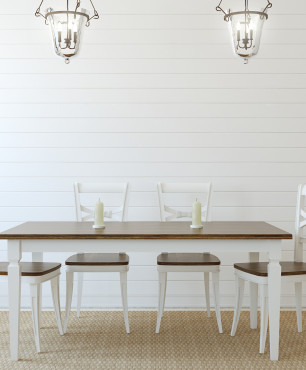Drewniany stół w jadalni z białą cegłą