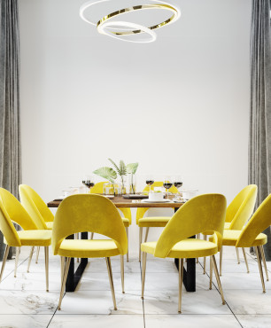 Żółte, tapicerowane krzesła w jadalni
