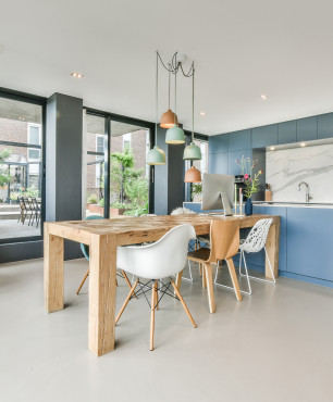 Niebieska kuchnia z drewnianym stołem