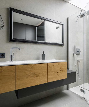 Designerska łazienka z drewnianymi szafkami