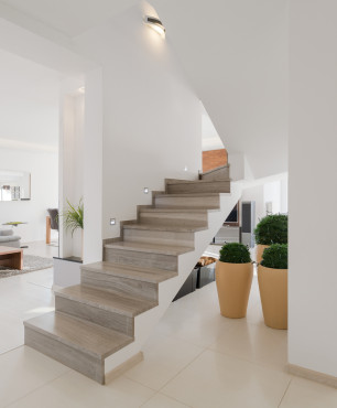 Biały salon ze schodami