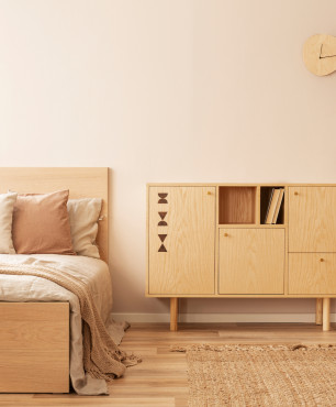 Stylowa sypialnia w jasnym drewnie