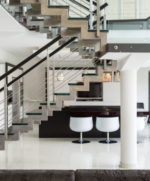 Nowoczesny salon z designerskimi schodami