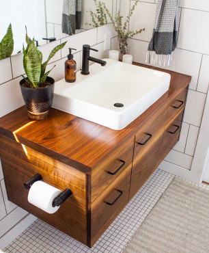 Mała łazienka z fornirowaną, drewnianą półka pod zlew