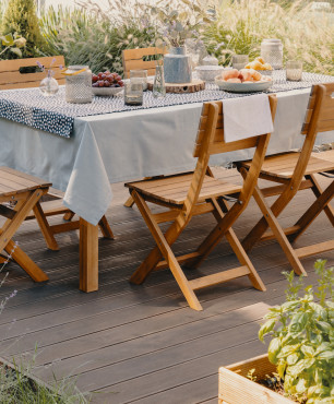 Ogrodowy stół z drewnianymi krzesłami
