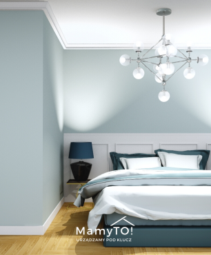 Błękitna sypialnia z białym drewnem na ścianie