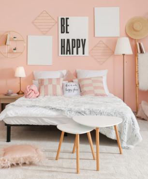 Małą sypialnia z różowo-beżową ścianą