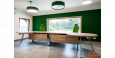 Aranżacja biura z zieloną ścianą
