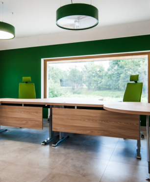 Aranżacja biura z zieloną ścianą