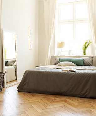 Jasna sypialnia z drewnianą podłogą