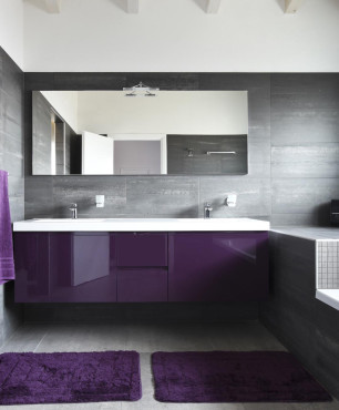 Aranżacja łazienki z fioletową szafką