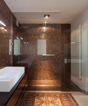 Aranżacja łazienki z brązową mozaiką na ścianie