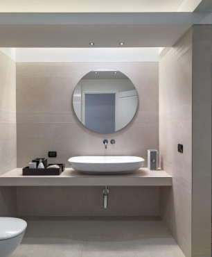 Aranżacja łazienki z okrągłym lustrem