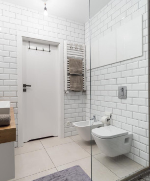 Projekt łazienki z białą płytka z cegły