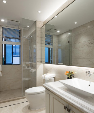 Projekt łazienki z prysznicem i dużym, prostokątnym lustrem