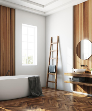 Aranżacja łazienki z drewnianą ścianą
