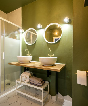 Projekt łazienki z dwoma, okrągłymi lustrami