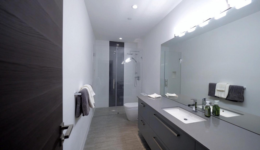 Projekt wąskiej łazienki z dużym lustrem