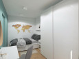 Mała sypialnia z mapą na ścianie