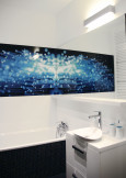 Projekt łazienki z modnym szkłem na ścianie