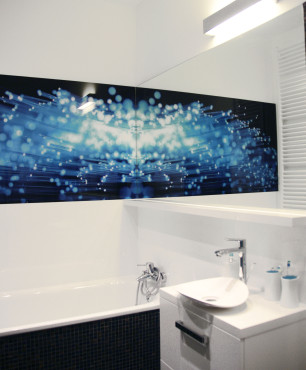 Projekt łazienki z modnym szkłem na ścianie