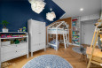 Granatowo- biały pokój dziecięcy w stylu skandynawskim