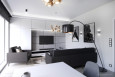 Nowoczesny, czarno-biały salon ze stylową lampą