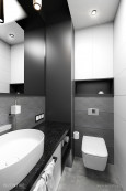Wąska łazienka w kolorze czarno-białym