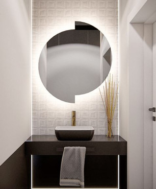 Mała łazienka z podświetlanym lustrem