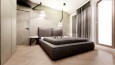 Sypialnia w minimalistycznym stylu z kontynentalnym łóżkiem