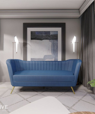 Niebieska sofa w szarym salonie