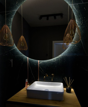 Aranżacja łazienki z okrągłym lustrem