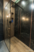 Aranżacja łazienki z ciemnymi gresowymi płytkami na ścianie