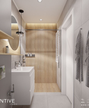 Łazienka z drewnianą ścianą pod prysznicem