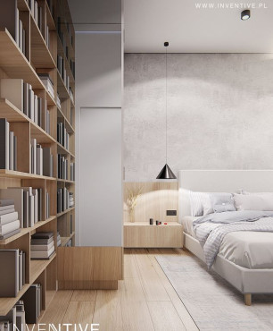 Aranżacja sypialni z dużą, drewnianą biblioteczką